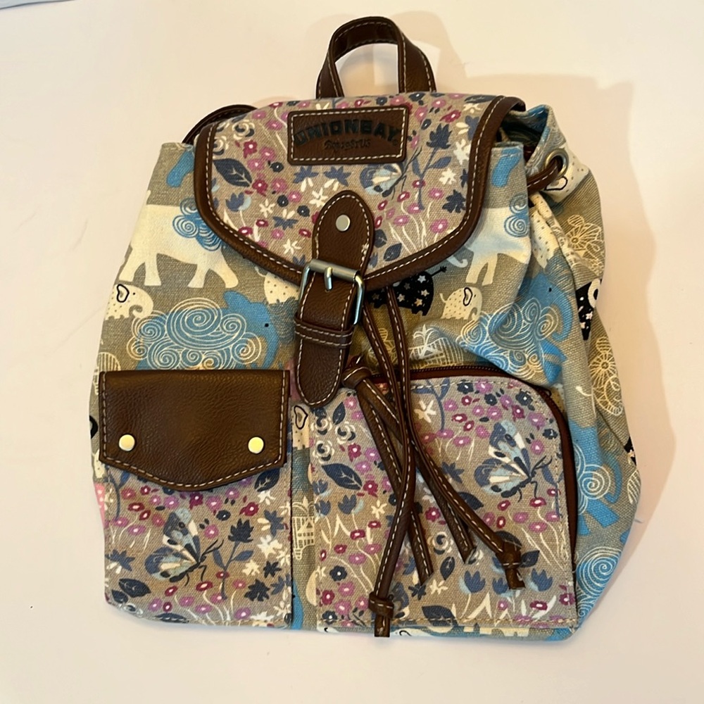 Union Bay small girls backpack. USED very good condition. Elephant floral print